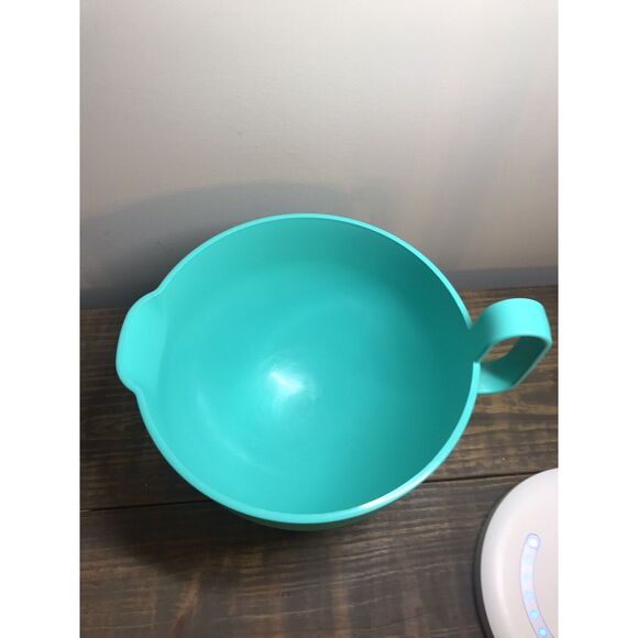 Pampered Chef Aqua Blue Mixing Bowl W/Handle No Slip Bottom Dishwasher Safe - Picture 2 of 5